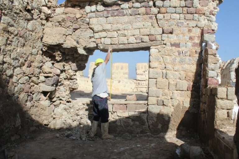 Reinforcing windows in the room above the entrance located on the eastern façade.