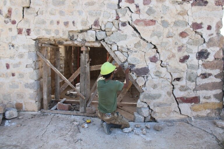 Reinforcing windows in the room above the entrance located on the eastern façade.